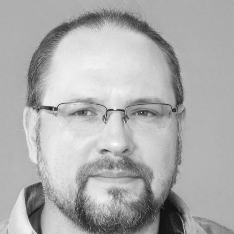 Especialista en IA financiera explicando soluciones personalizadas